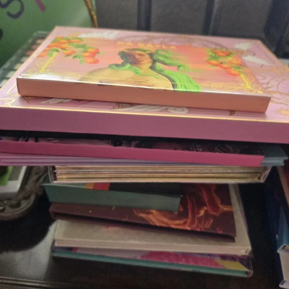 Mystery box of eyeshadow pallets, Unused